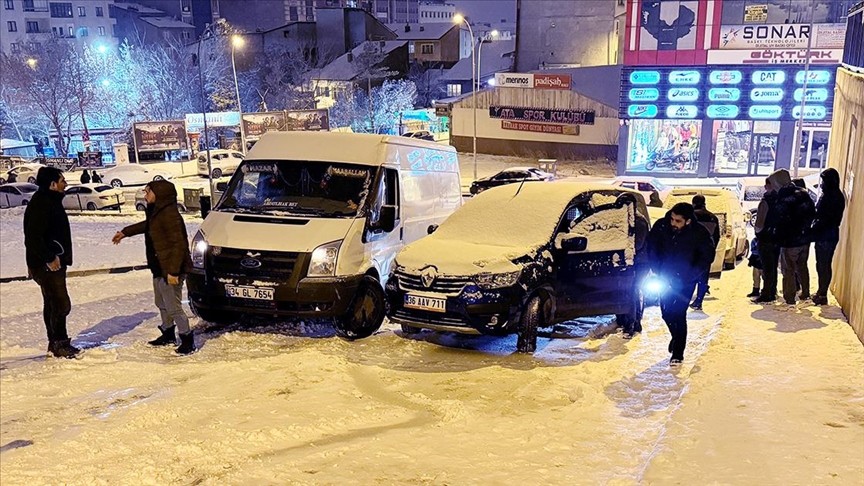 Erzurum'da yoğun kar yağışı zincirleme kazaya sebep oldu