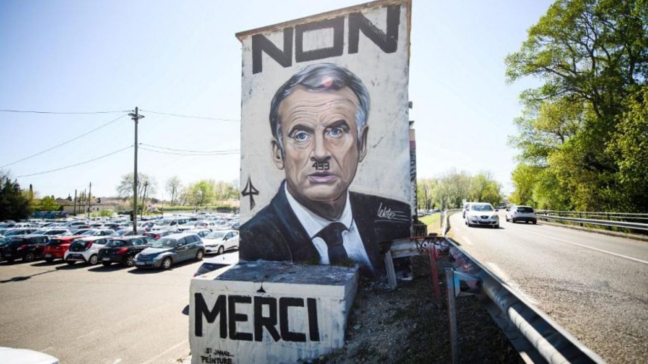 Macron'un Hitler'e benzetildiği afişlere soruşturma açıldı