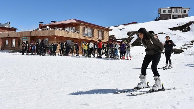 Hakkari'de 5 bin 700 öğrenciye kayak eğitimi verildi