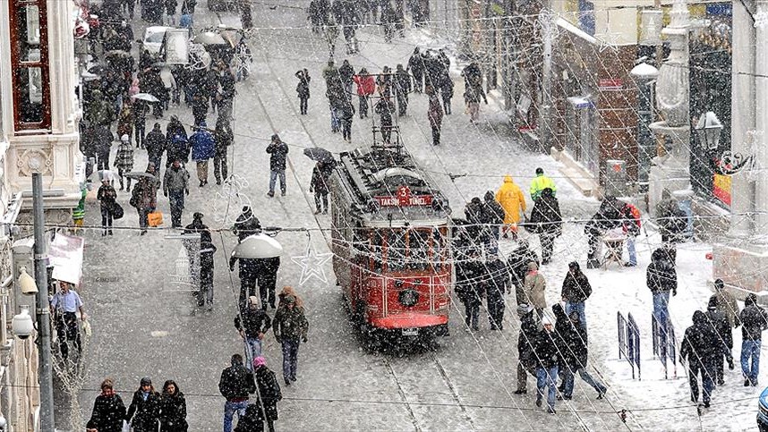 İstanbul'da kar bazı cadde ve sokakları beyaza bürüdü