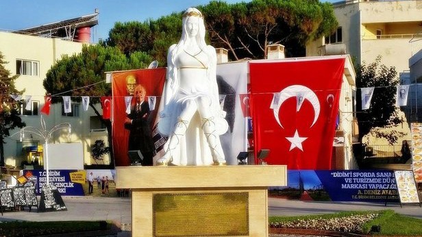 ​Tecavüzle suçlanan CHP'li Başkanın yaptırdığı heykel de metresininmiş!