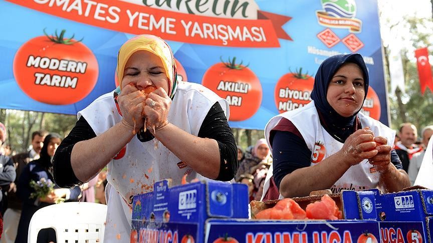 Antalya'da kadınlar domates yeme ve kasa taşıma yarışı yaptı