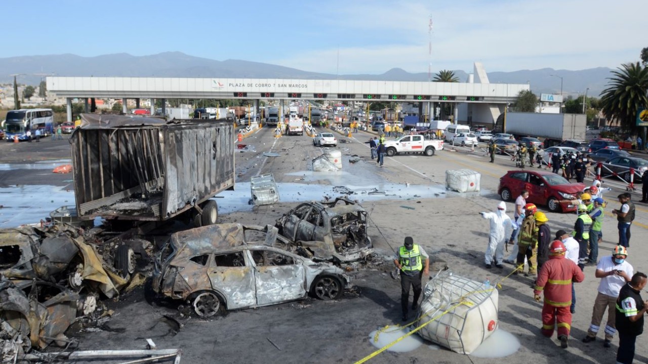 ​Meksika'da kamyon gişedeki araçlara çarptı: 19 ölü