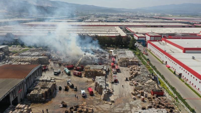 Manisa' MOSBde kağıt fabrikasındaki yangın söndürüldü