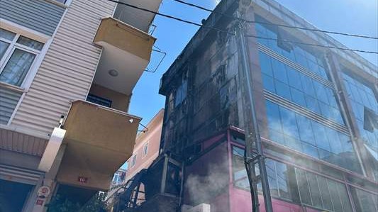 Ataşehir'de 5 katlı binada yangın çıktı