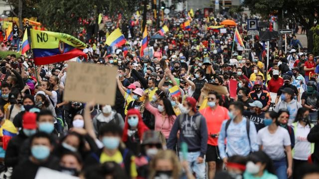 Kolombiya karıştı: 5 ölü