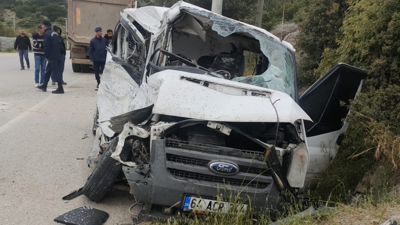 Afyonkarahisar'da iki otomobilin çarpıştığı kazada 6 kişi yaralandı