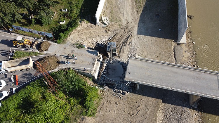 ​Bartın'da selde hasar gören köprü yıkılıyor