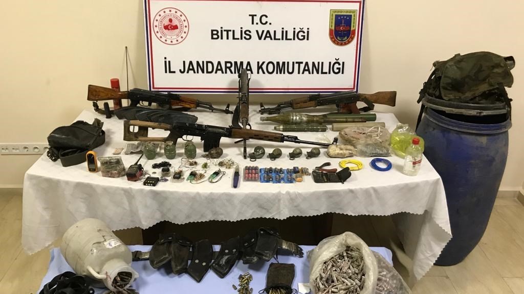 Bitlis'te teröristlere ait mühimmat ele geçirildi