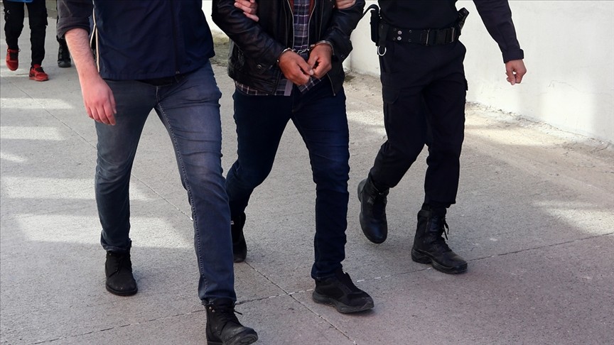 Ağrı'da araçtan cep telefonu çaldıkları iddia edilen 2 zanlı tutuklandı