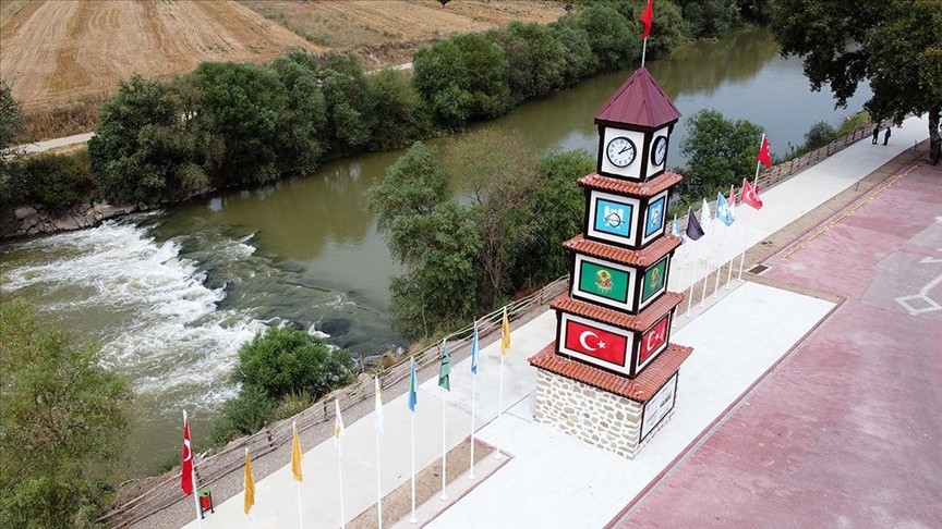 Sakarya Nehri kıyısında Türk hakimiyeti anıtı