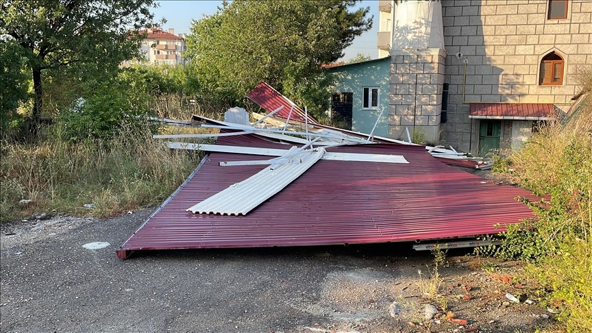 Karabük'te şiddetli rüzgar nedeniyle evin çatısı uçtu