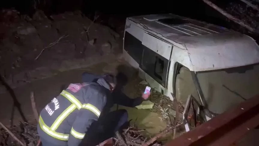 Kırıkkale Yahşihan'da sele kapılan minibüsteki 6 kişi kurtarıldı