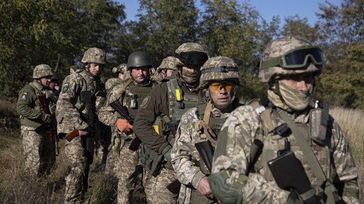 Ukrayna ordusuna katılan gönüllülere askeri eğitim
