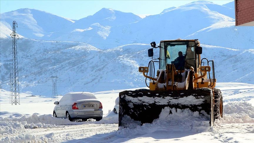 Van ve Hakkari'de kar yolları kapattı