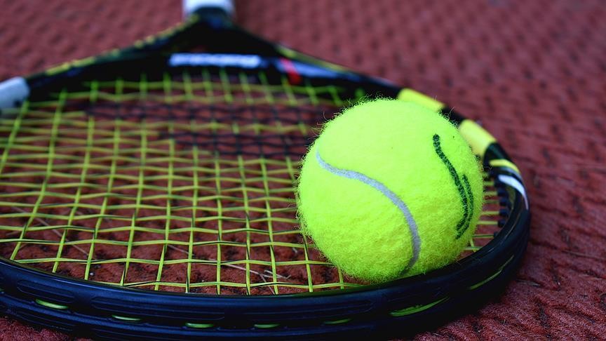 Stuttgart Açık Tenis Turnuvası'nda şampiyonluk kupasını Tiafoe kaldırdı