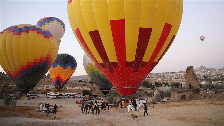 Kapadokya'da sıcak hava balonu minarenin alemine çarptı
