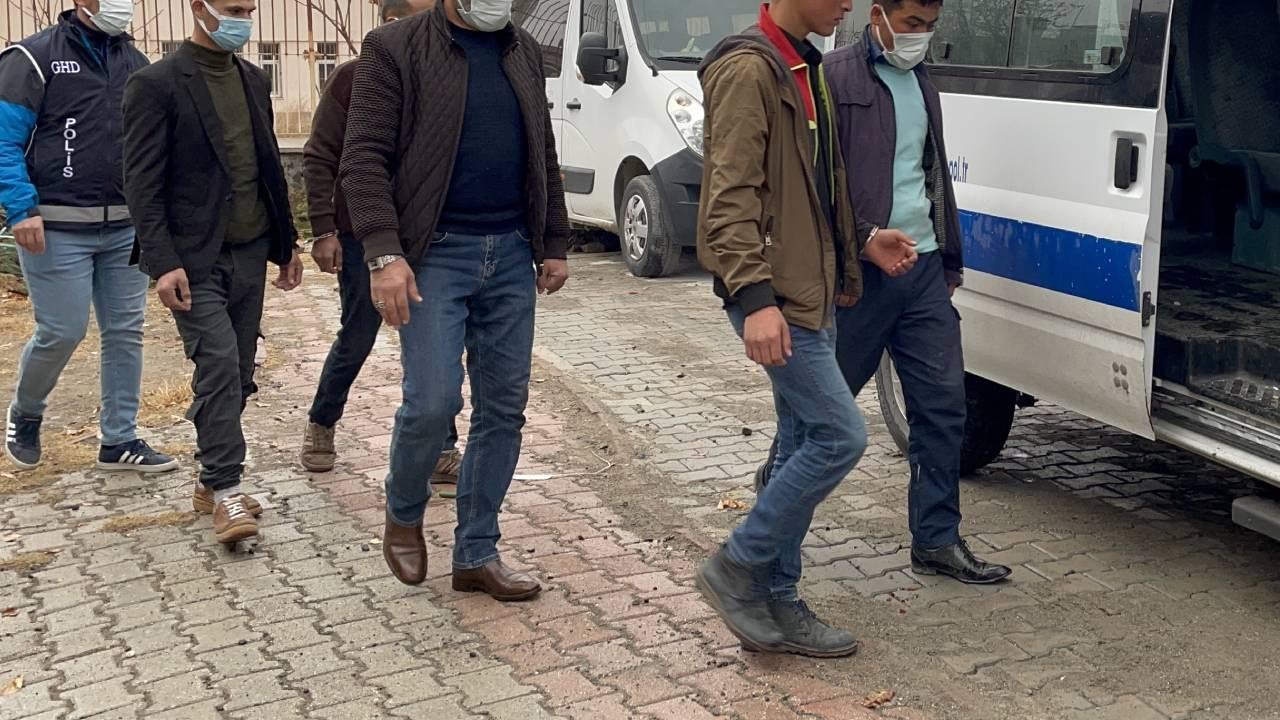 Erzurum'da 12 düzensiz göçmen gözaltına alındı 5 insan kaçakçısı tutuklandı