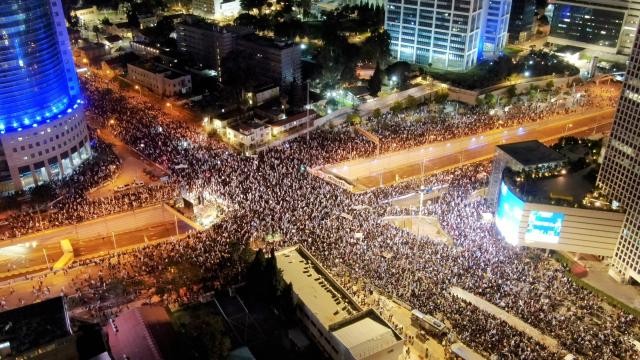 İsrail'de Netanyahu hükümeti karşıtları yine sokaklara çıktı