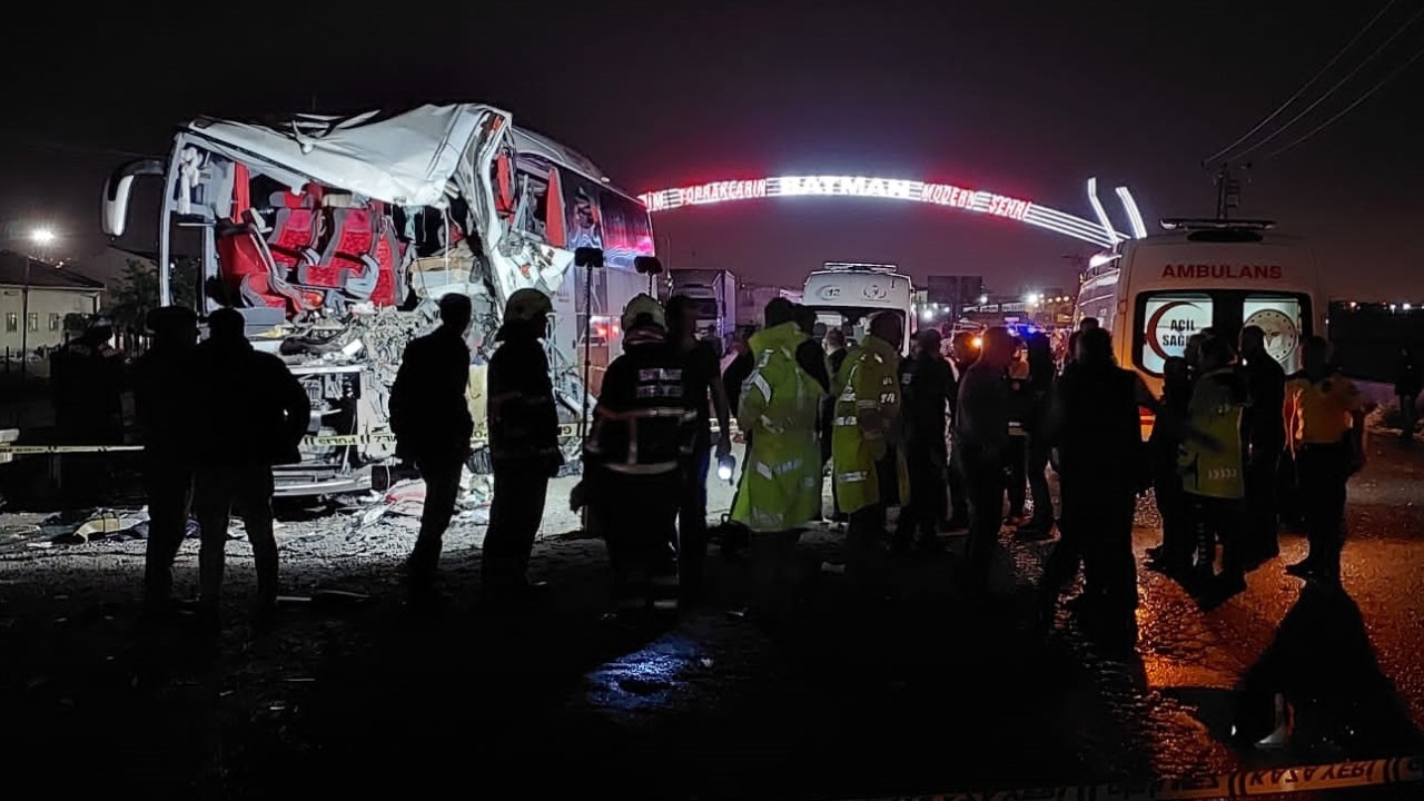 Batman'da yolcu otobüsü kamyona çarptı: 1 ölü, 21 yaralı
