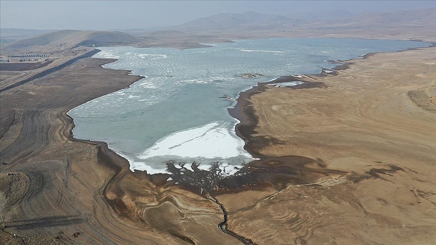 Patnos Barajı'nın suyu çekiliyor