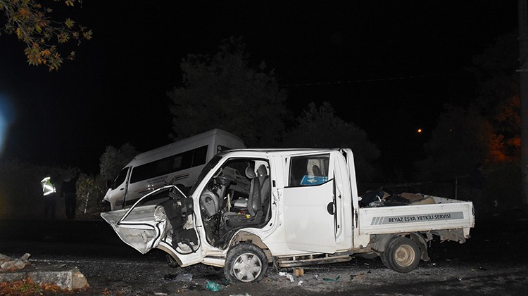 Rize'de dereye yuvarlanan kamyonetteki 3 kişi yaralandı