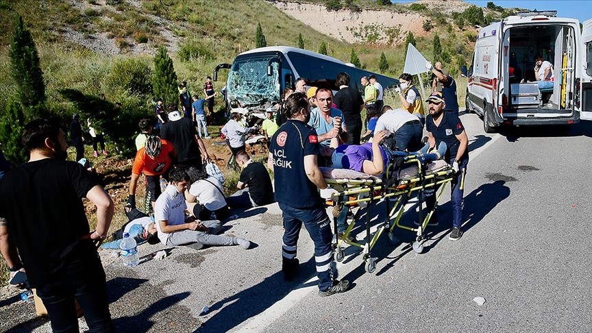 Eskişehir'de otobüs şarampole devrildi: 35 yaralı