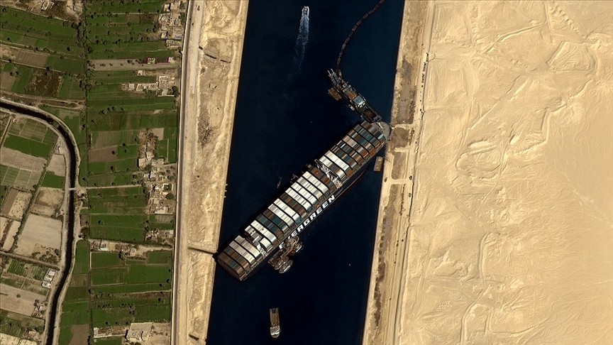 Kargo gemisi Süveyş Kanalı'na oturdu