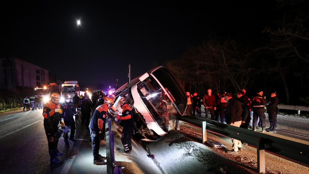 Bursa'da tur otobüsü devrildi: 3 ölü, 44 yaralı