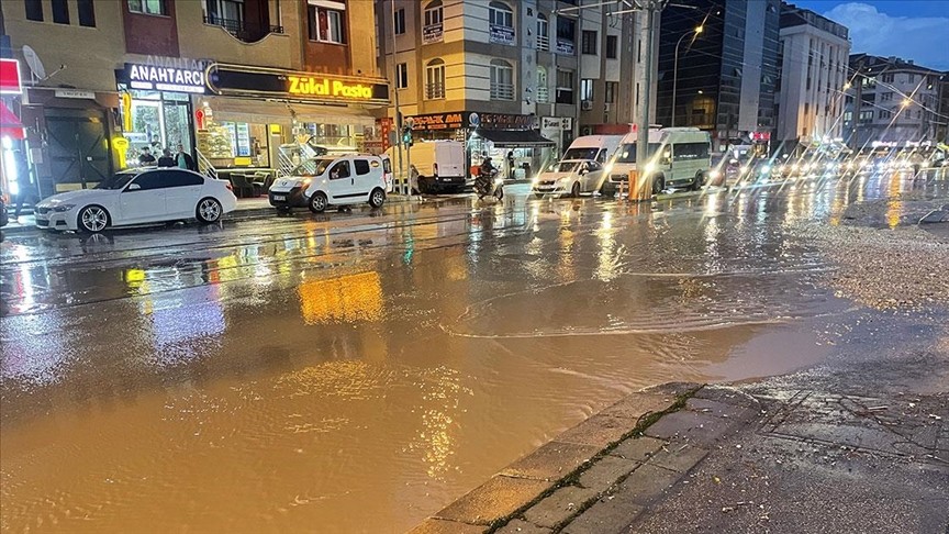 Eskişehir'de sağanak ve dolu yağışı etkili oldu