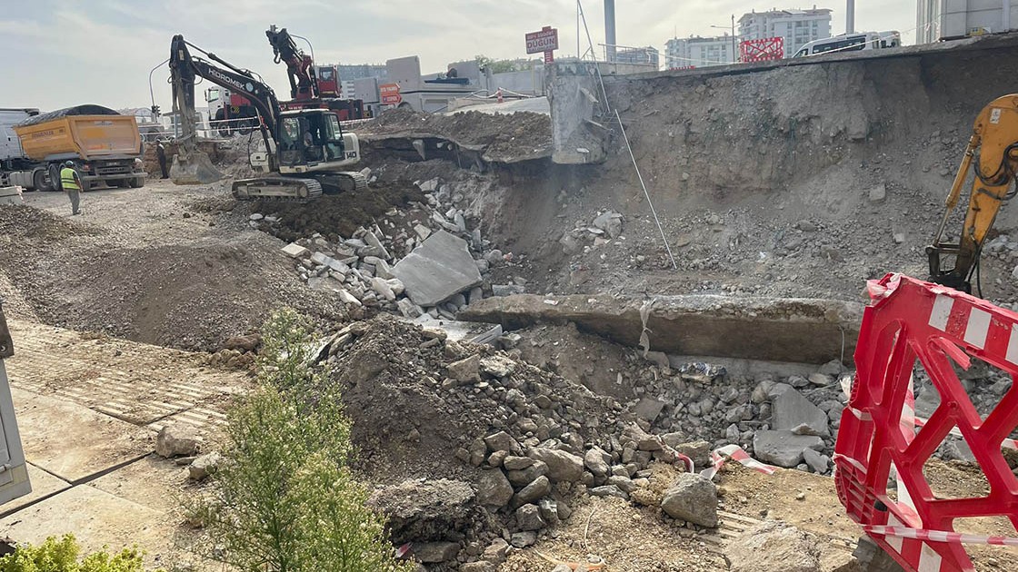 Ankara'da 11 katlı binanın otoparkı çöktü
