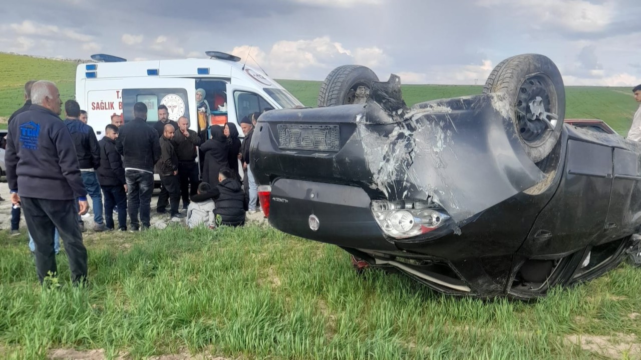Aksaray'da ehliyetsiz sürücünün kullandığı otomobil tarlaya devrildi