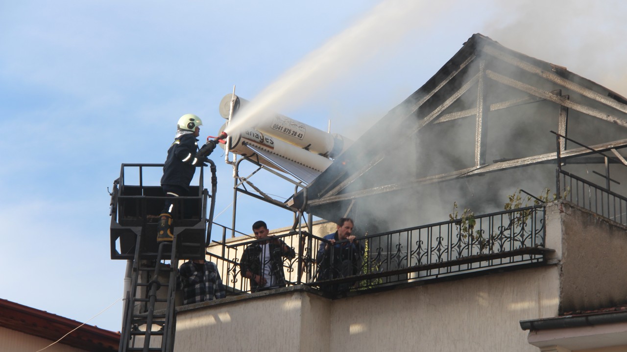 Amasya'da çıkan yangında 3 evin çatısı yandı