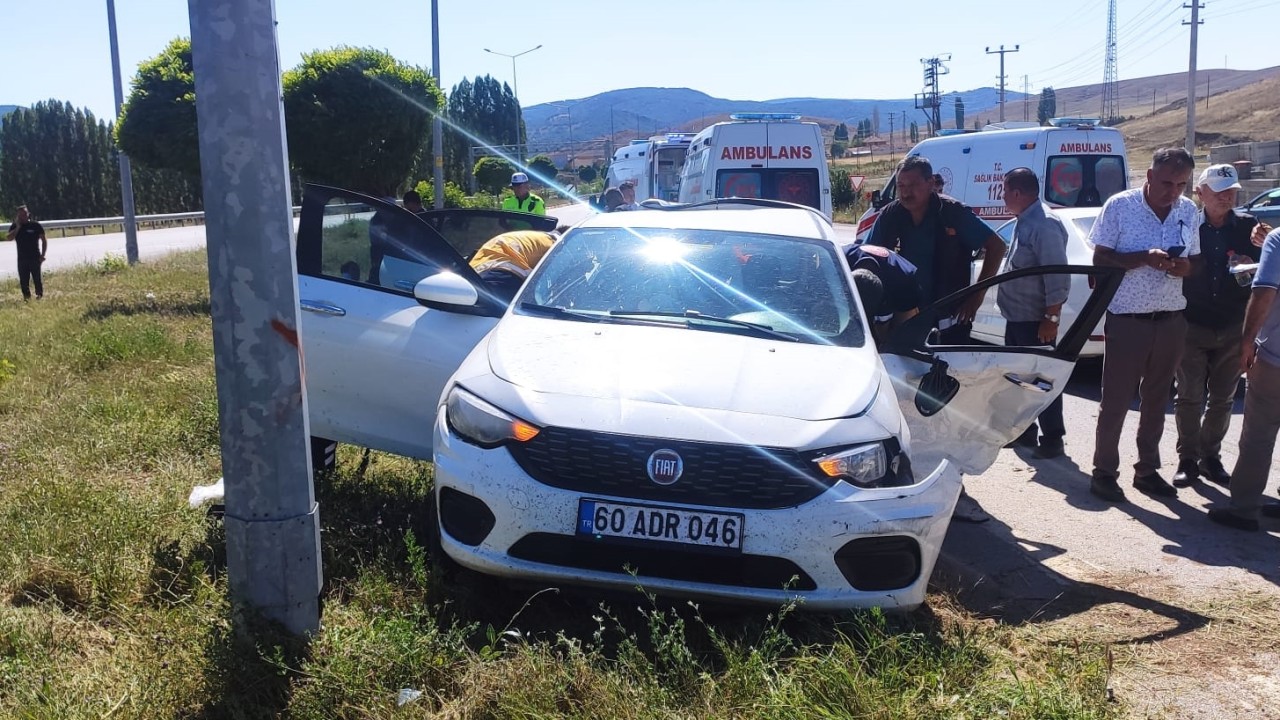 Sivas'ta iki otomobilin çarpışması sonucu 7 kişi yaralandı