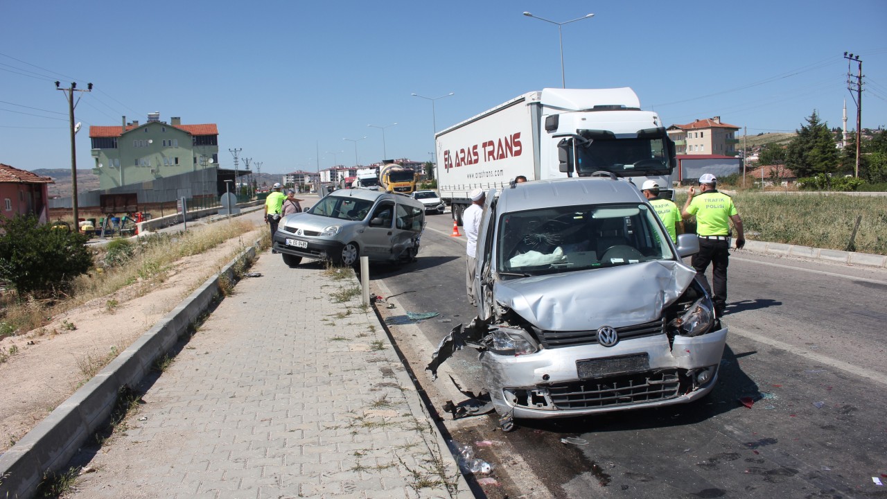Amasya'da beş aracın karıştığı kazada 5 kişi yaralandı