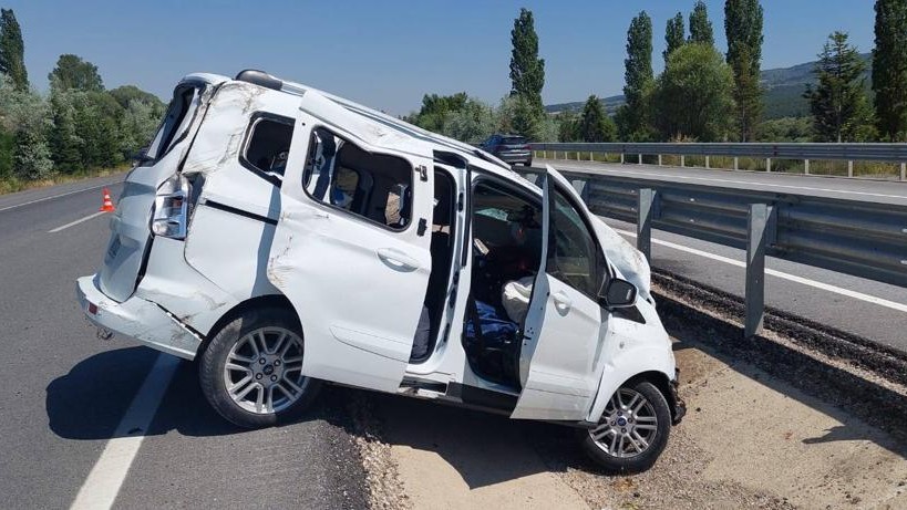 Afyonkarahisar'da refüje çarpan hafif ticari araçtaki 5 kişi yaralandı