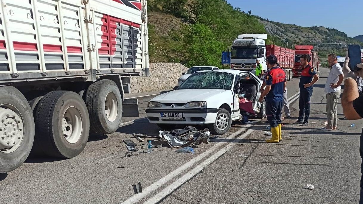 Sinop'ta iki otomobil çarpıştı