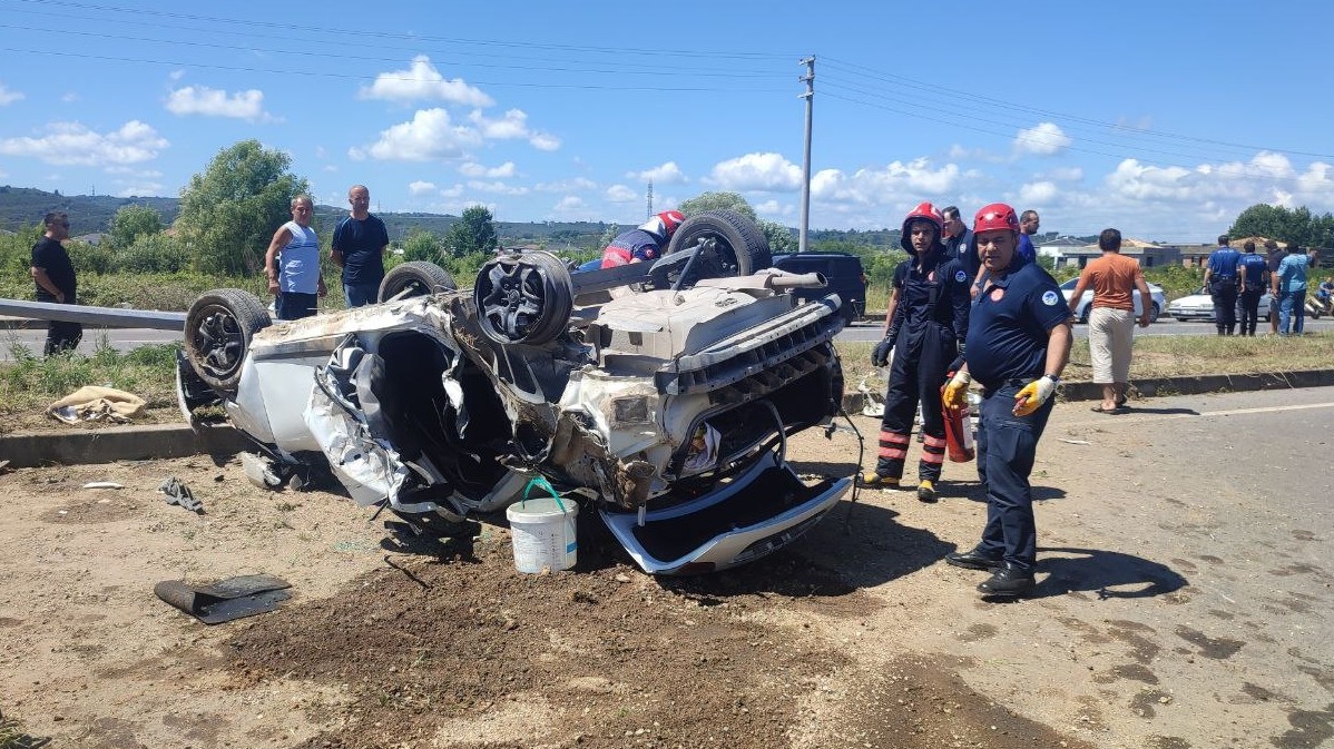 Sakarya'da tarım aracıyla çarpışarak devrilen otomobildeki 4 kişi yaralandı