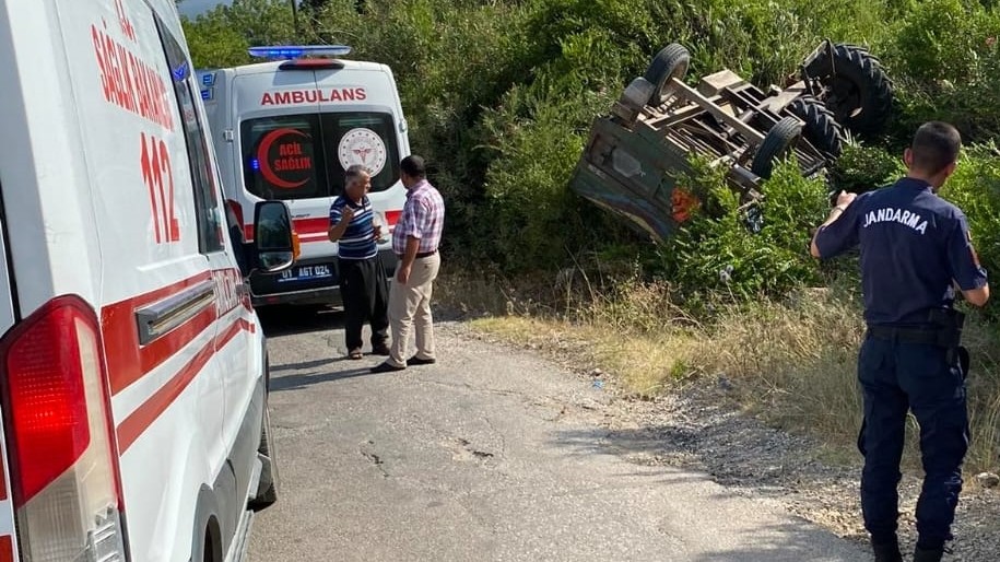 Adana'da devrilen traktördeki bir kişi hayatını kaybetti
