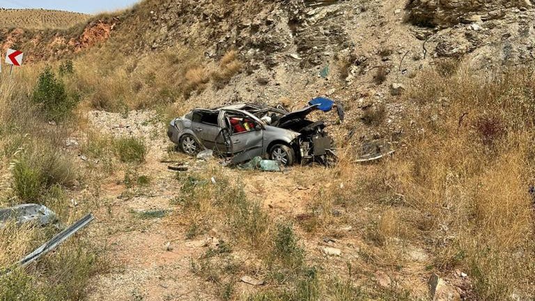 Afyonkarahisar'da şarampole devrilen otomobildeki 1 kişi öldü