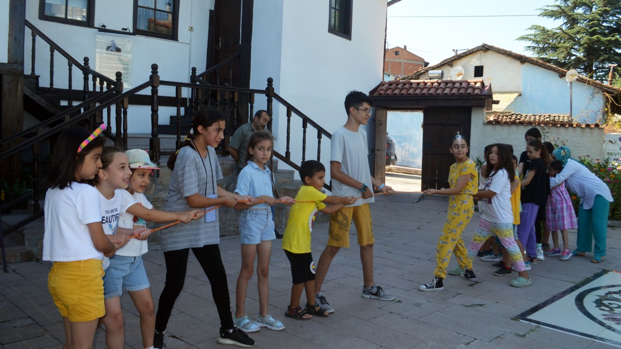 Amasya'da çocuklar unutulmaya yüz tutmuş sokak oyunlarıyla eğlendi