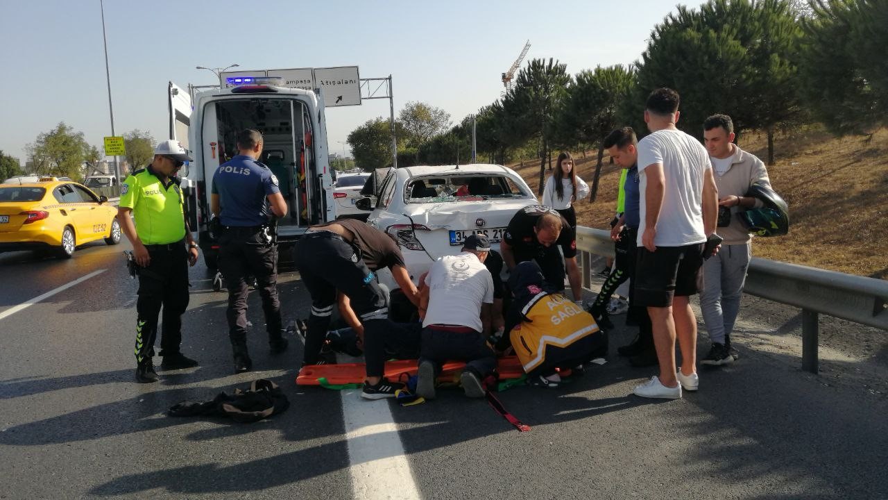 Esenler'de otomobile çarpan motosikletin sürücüsü yaralandı