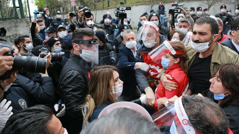 DİSK üyeleri kapatılan Taksim Meydanı''na girmeye kalktı