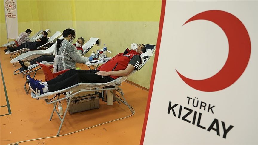Gençlik merkezi personelinden Türk Kızılaya kan bağışı