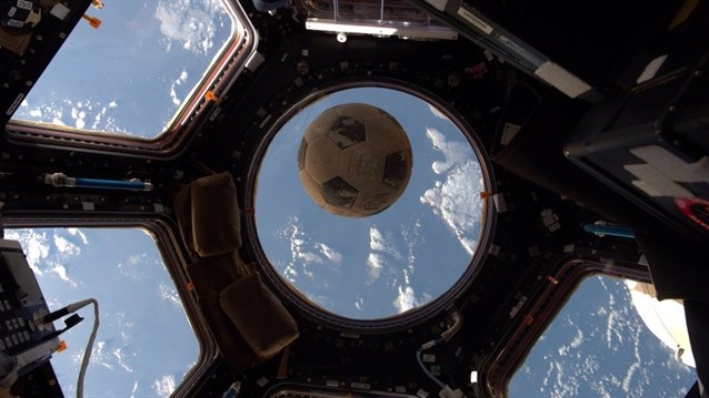 İnanılmaz olay! Uzay istasyonunun camına futbol topu çarptı
