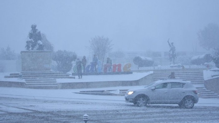 Kar vurdu, okullar tatil edildi