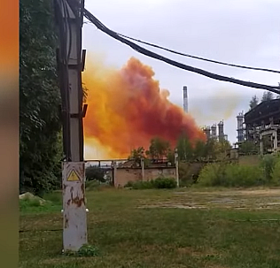 Ukrayna'da patlama: Gökyüzünü turuncu duman kapladı