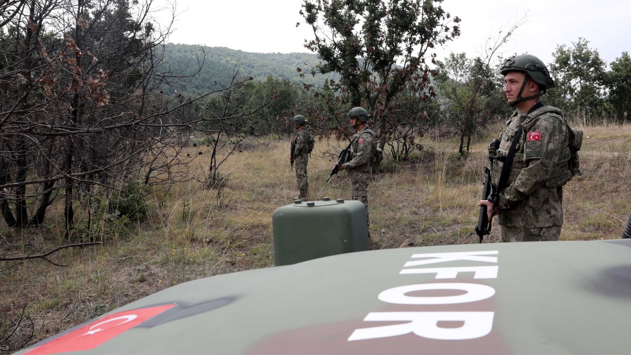 Türk askeri Kosova'da devriyede