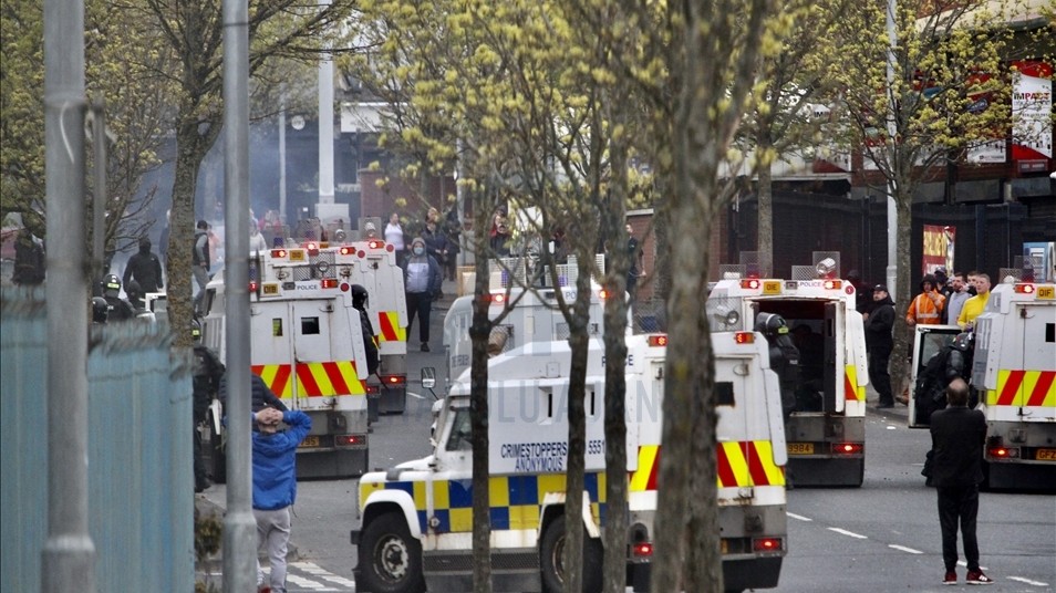 Kuzey İrlanda'da polis aracına bombalı saldırı