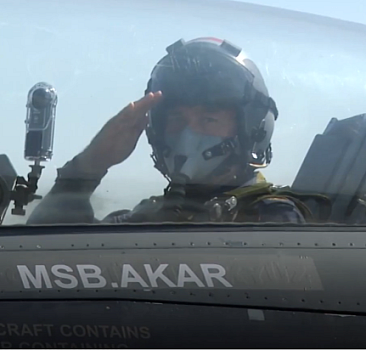 Bakan Akar F-16 kokpitinde uçuş yaptı